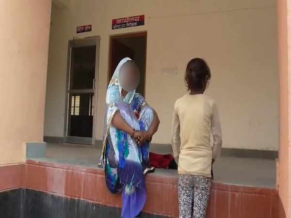 चचेरे भाई ने तीन दोस्तों को बुलाया, कोठरी में ले जाकर किया गैंगरेप चचेरे भाई ने तीन दोस्तों को बुलाया, कोठरी में ले जाकर किया गैंगरेप