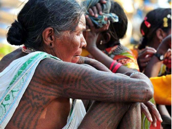 दर्द सहकर बनवाती है गोदना