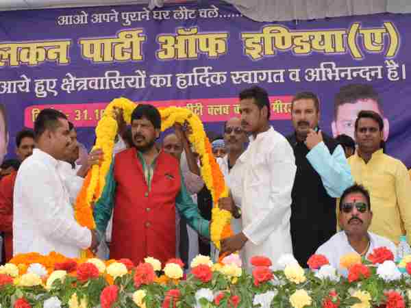 जाति व्यवस्था पर किया चोट