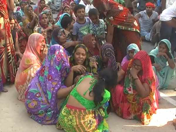 यूपी: रामलीला देखकर आ रहे 10 साल के बच्चे के साथ गैंगरेप, इलाज के दौरान मौत यूपी: रामलीला देखकर आ रहे 10 साल के बच्चे के साथ गैंगरेप, इलाज के दौरान मौत