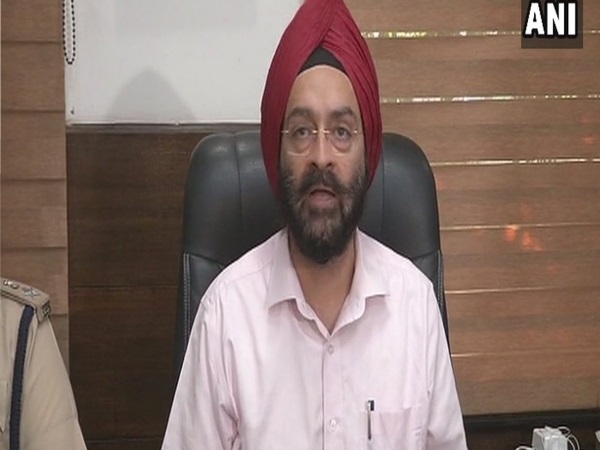 पंचकूला हिंसा: डेरे के 45 लोगों के खिलाफ नोटिस, आदित्य इंसां की तलाश जारी पंचकूला हिंसा: डेरे के 45 लोगों के खिलाफ नोटिस, आदित्य इंसां की तलाश जारी