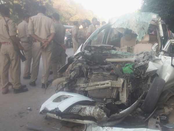 Four died including officer in road accident in Faizabad Four died including officer in road accident in Faizabad