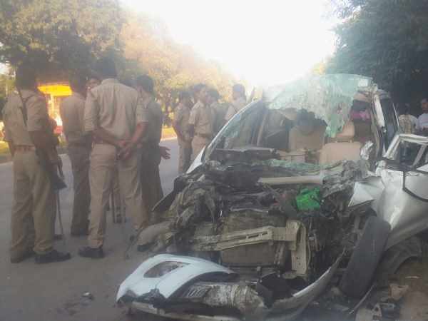 Four died including officer in road accident in Faizabad Four died including officer in road accident in Faizabad