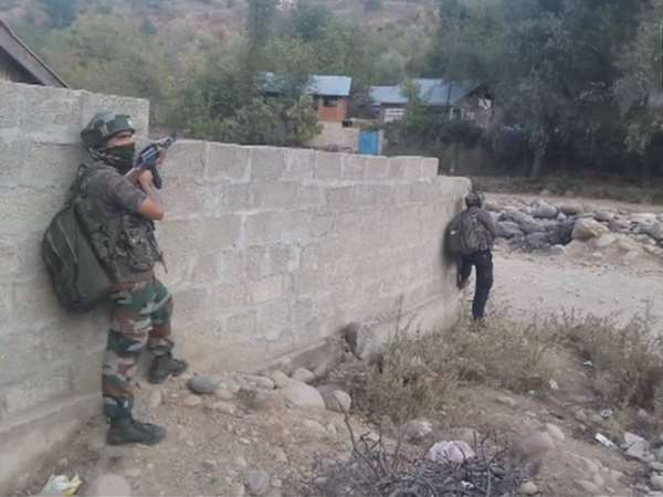 शोपियां एनकाउंटर: एक आतंकी ढेर, चार को सुरक्षाकर्मियों ने घेरा शोपियां एनकाउंटर: एक आतंकी ढेर, चार को सुरक्षाकर्मियों ने घेरा