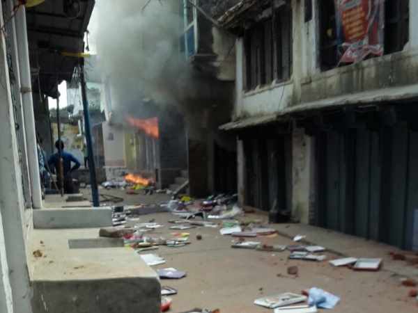 Communal clash in Ballia, stone pelting and arson Communal clash in Ballia, stone pelting and arson