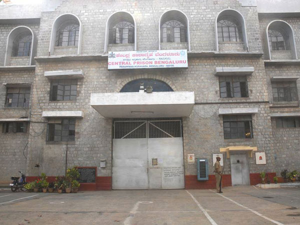 बेंगलुरू: आतंकी की मदद करने वाला पुलिसकर्मी गिरफ्तार, दो मोबाइल बरामद बेंगलुरू: आतंकी की मदद करने वाला पुलिसकर्मी गिरफ्तार, दो मोबाइल बरामद