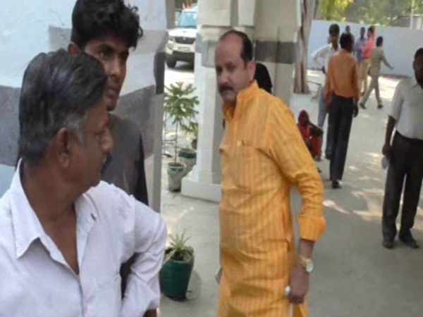 BJP leader spitted pan masala in ssp office in Aligarh BJP leader spitted pan masala in ssp office in Aligarh