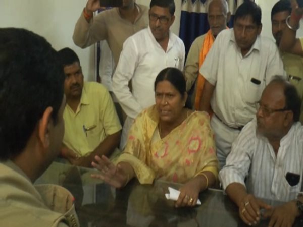Etawah MLA scolded and beaten SO in police station Etawah MLA scolded and beaten SO in police station