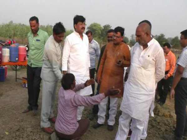 Cars in convoy of BJP Miinister destroyed the crop of farmer in Bundelkhand Cars in convoy of BJP Miinister destroyed the crop of farmer in Bundelkhand