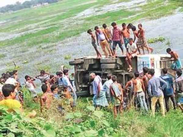 A bus overturned in ditch in katihar, Bihar, many injured A bus overturned in ditch in katihar, Bihar, many injured