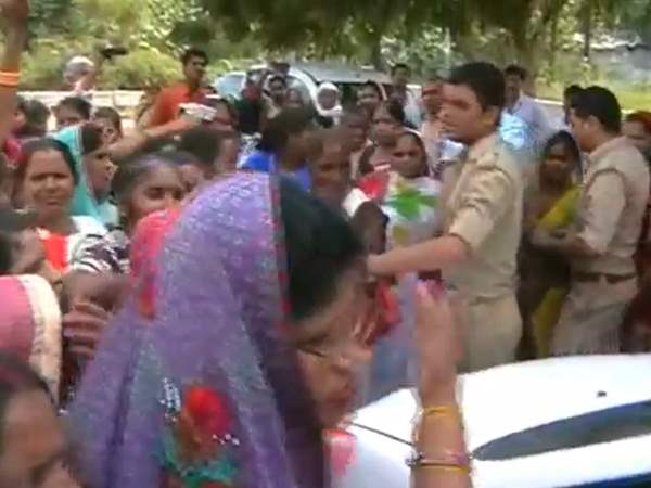 Asha workers blocked the way of Minister Archana Pandey in Kannauj Asha workers blocked the way of Minister Archana Pandey in Kannauj