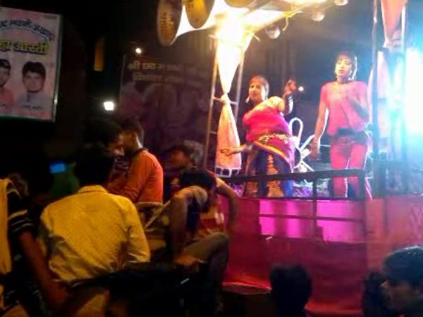 UP Police watch Bar Dance and blow Money UP Police watch Bar Dance and blow Money
