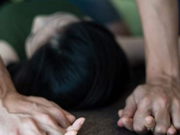लखनऊ में पुलिस बूथ के अंदर विक्षिप्त महिला से रेप लखनऊ में पुलिस बूथ के अंदर विक्षिप्त महिला से रेप