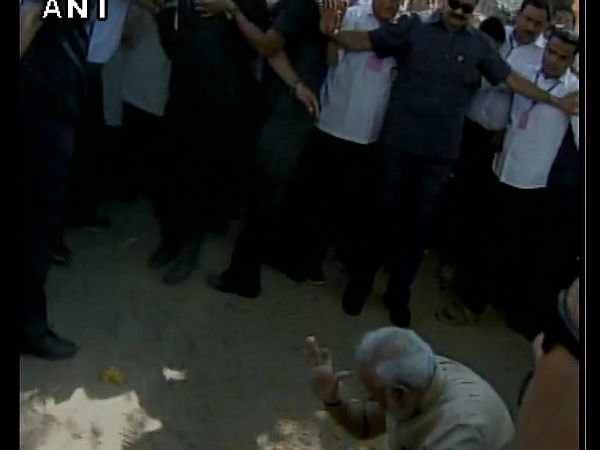 #Vadnagar: अपने स्कूल पहुंचकर जमीन पर बैठे PM मोदी, माथे से लगाई मिट्टी #Vadnagar: अपने स्कूल पहुंचकर जमीन पर बैठे PM मोदी, माथे से लगाई मिट्टी