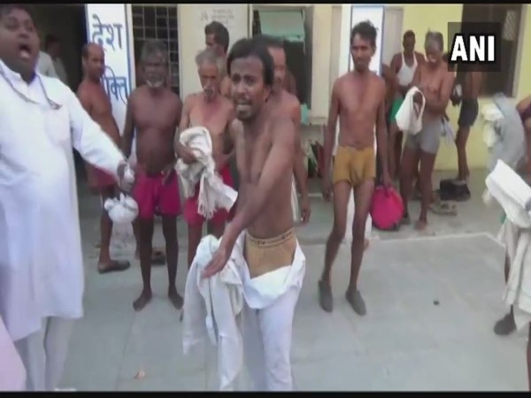0MP Police strips, beats up farmers returning from protest 0MP Police strips, beats up farmers returning from protest
