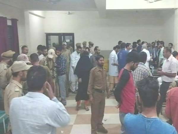 जम्मू और कश्मीर: खाई में गिरी गाड़ी, एक ही परिवार के 5 लोगों की मौत जम्मू और कश्मीर: खाई में गिरी गाड़ी, एक ही परिवार के 5 लोगों की मौत