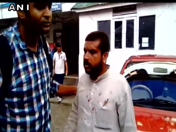 दार्जिलिंग में प्रदेश बीजेपी अध्यक्ष के काफिले पर हमला, 2 कार्यकर्ता घायल दार्जिलिंग में प्रदेश बीजेपी अध्यक्ष के काफिले पर हमला, 2 कार्यकर्ता घायल