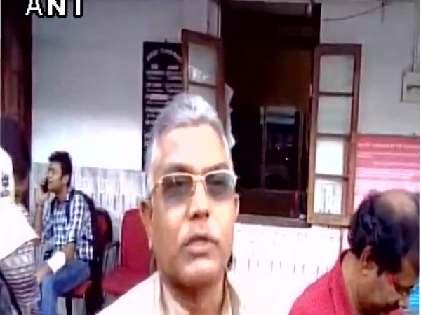 दार्जिलिंग में प्रदेश बीजेपी अध्यक्ष के काफिले पर हमला, 2 कार्यकर्ता घायल दार्जिलिंग में प्रदेश बीजेपी अध्यक्ष के काफिले पर हमला, 2 कार्यकर्ता घायल