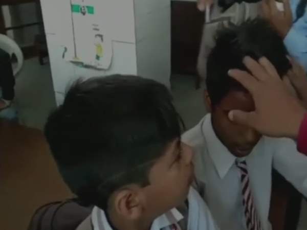 हरिद्वार के स्कूल में टीचर ने काटे 2 बच्चों के बाल , अभिभावकों ने दर्ज कराया केस हरिद्वार के स्कूल में टीचर ने काटे 2 बच्चों के बाल , अभिभावकों ने दर्ज कराया केस