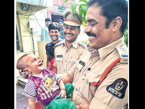 महज 15 घंटे में पुलिस ने किडनैपर्स से मासूम बच्चे को छुड़ाया, तस्वीरे देखिए सुकून मिलेगा महज 15 घंटे में पुलिस ने किडनैपर्स से मासूम बच्चे को छुड़ाया, तस्वीरे देखिए सुकून मिलेगा