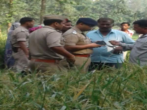 खेत में महिला की नग्न अवस्था में मिली लाश, रेप की आशंका खेत में महिला की नग्न अवस्था में मिली लाश, रेप की आशंका