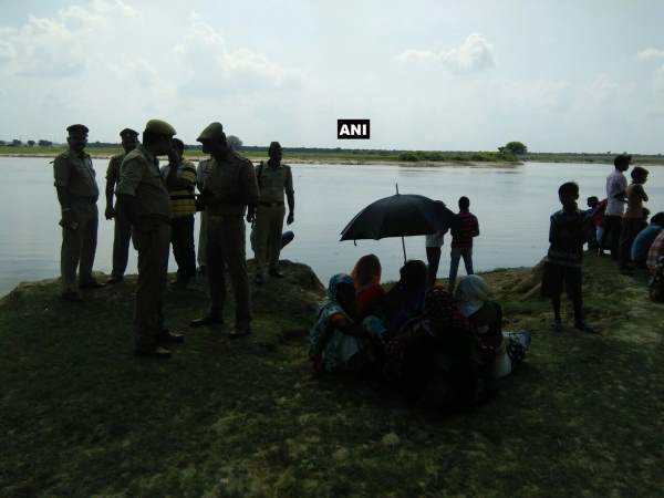 गोरखपुर: रोहणी नदी में नाव पलटने से 4 महिलाओं की मौत गोरखपुर: रोहणी नदी में नाव पलटने से 4 महिलाओं की मौत