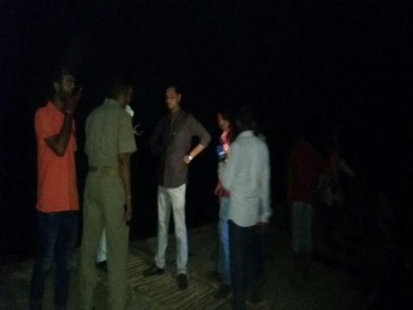 इलाहाबाद: गंगा नदी में नाव पलटी, दो दर्जन लोग डूबे, रेस्क्यू जारी इलाहाबाद: गंगा नदी में नाव पलटी, दो दर्जन लोग डूबे, रेस्क्यू जारी
