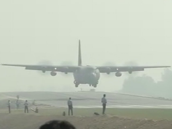 Agra Expressway Live: Hercules C-130 ने आगरा एक्सप्रेस वे पर किया टचडाउन, दिखाया दम Agra Expressway Live: Hercules C-130 ने आगरा एक्सप्रेस वे पर किया टचडाउन, दिखाया दम