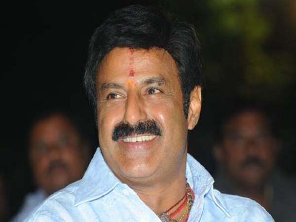 TDP विधायक बालकृष्ण ने चुनाव प्रचार के दौरान समर्थक को जड़ा थप्पड़ TDP विधायक बालकृष्ण ने चुनाव प्रचार के दौरान समर्थक को जड़ा थप्पड़
