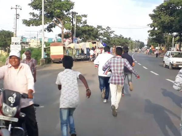 MNS Workers beat North Indians badly in Maharashtra MNS Workers beat North Indians badly in Maharashtra
