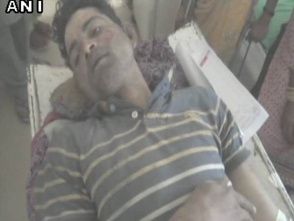 ऑटो में गौमांस होने की बात कह पिटाई, खड़ी देखती रही पुलिस ऑटो में गौमांस होने की बात कह पिटाई, खड़ी देखती रही पुलिस
