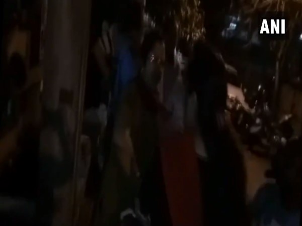 Mumbai: Scuffle between Shiv Sena corporators Shital Bhandari and Madhuri Kale for same developmental work Mumbai: Scuffle between Shiv Sena corporators Shital Bhandari and Madhuri Kale for same developmental work
