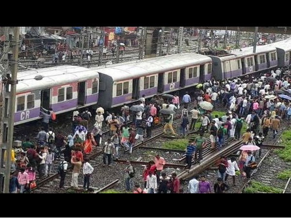 Maharashtra: Chhatrapati Shivaji Maharaj Terminus-Karjat local train derails Maharashtra: Chhatrapati Shivaji Maharaj Terminus-Karjat local train derails