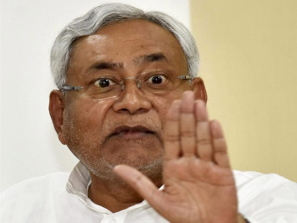 पीएम मोदी पहुंचे पटना एयरपोर्ट तो रोक दी गई बिहार के सीएम नीतीश कुमार की कार! पीएम मोदी पहुंचे पटना एयरपोर्ट तो रोक दी गई बिहार के सीएम नीतीश कुमार की कार!