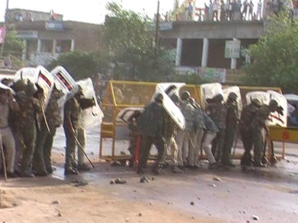 police lathi-charge on congress members in Tikamgarh Madhya Pradesh police lathi-charge on congress members in Tikamgarh Madhya Pradesh