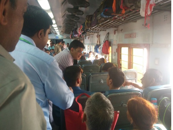 अचानक कोटा जनशताब्दी ट्रेन के कोच में पहुंचे रेल मंत्री, यात्रियों से लिया फीडबैक अचानक कोटा जनशताब्दी ट्रेन के कोच में पहुंचे रेल मंत्री, यात्रियों से लिया फीडबैक