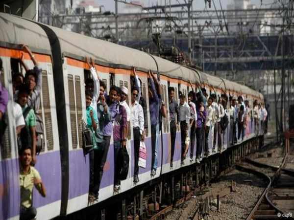 आठ महीने की गर्भवती महिला के साथ मुंबई की लोकल में मारपीट आठ महीने की गर्भवती महिला के साथ मुंबई की लोकल में मारपीट