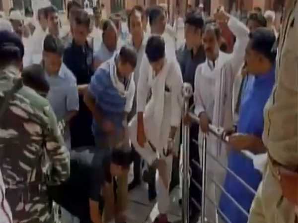 राजस्थान: कांग्रेस नेता ने सुरक्षा गार्ड से उतरवाए जूते राजस्थान: कांग्रेस नेता ने सुरक्षा गार्ड से उतरवाए जूते