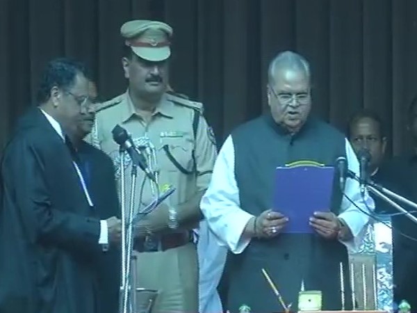 Satyapal Malik takes oath as the governor of Bihar in Patna Satyapal Malik takes oath as the governor of Bihar in Patna