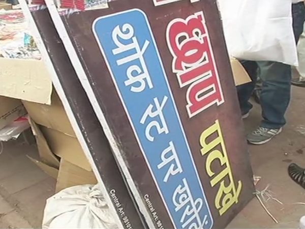 पटाखा व्यवसायी बोले- पहले नोटबंदी, फिर GST की मार और अब ये? कैसे झेलें हम? पटाखा व्यवसायी बोले- पहले नोटबंदी, फिर GST की मार और अब ये? कैसे झेलें हम?