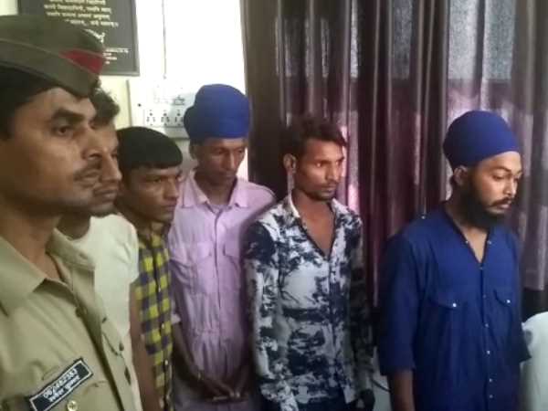Gang of looters arrested in train who were in religious dress in Mathura Gang of looters arrested in train who were in religious dress in Mathura