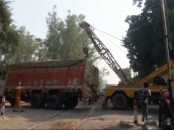 By a truck accident in Mathura, Rail and road route interrupted By a truck accident in Mathura, Rail and road route interrupted