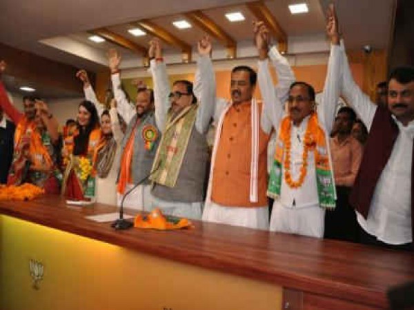 6 BSP leaders joined BJP in the presence of BJP UP Chief Mahendra Nath Pandey 6 BSP leaders joined BJP in the presence of BJP UP Chief Mahendra Nath Pandey