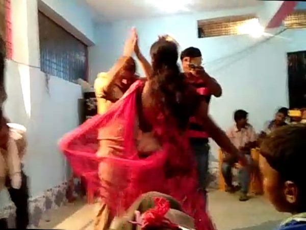Drunk Policeman suspend for Dance with nachaniya in Bihar Drunk Policeman suspend for Dance with nachaniya in Bihar