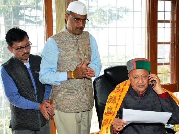 चुनाव से पहले ED ने वीरभद्र सिंह के परिवार पर की बड़ी कार्रवाई चुनाव से पहले ED ने वीरभद्र सिंह के परिवार पर की बड़ी कार्रवाई