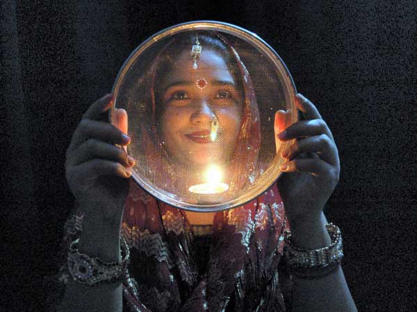 Karva Chauth 2017: जानिए आपके शहर में कितने बजे दिखेगा चांद? Karva Chauth 2017: जानिए आपके शहर में कितने बजे दिखेगा चांद?