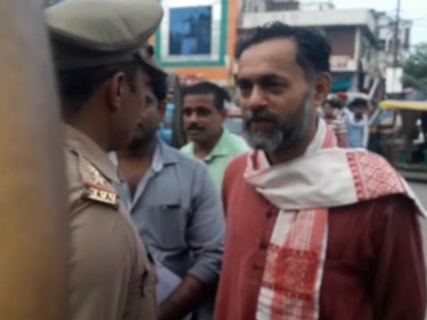 Yogendra Yadav stopped by police on BHU gate Yogendra Yadav stopped by police on BHU gate