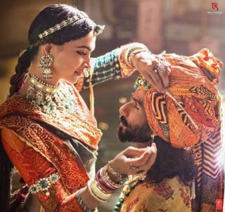 'इतिहास से छेड़छाड़ की भी होनी चाहिए आजादी'