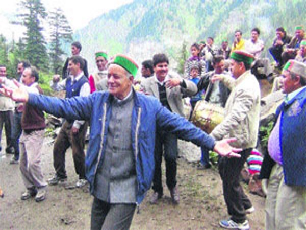 अपना नृत्य सूबे के सीए वीरभद्र को मंच पर दिखा दिया
