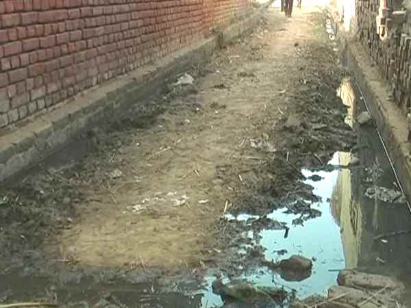 गांव में जर्जर सड़क